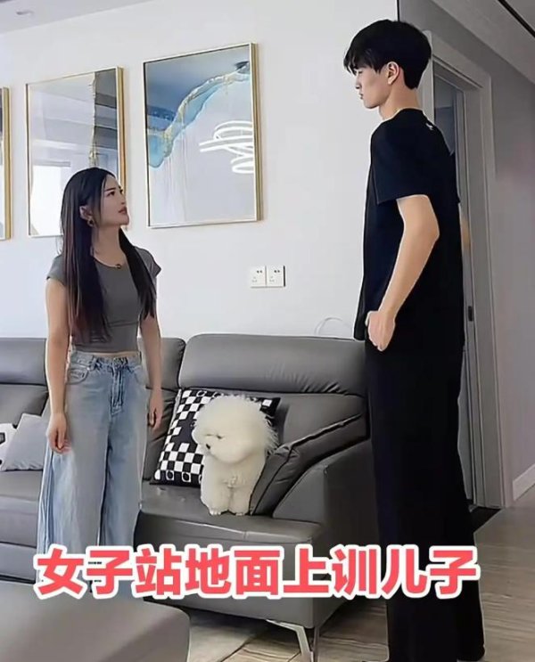 千里马配资 1.5米的妈妈训1.9米高儿子，画面让人忍俊不禁：她更像是妹妹