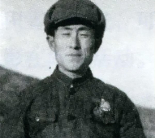 捷希源配资 58年军区首长路过辽宁,看到粮库警卫大惊:你不是已经牺牲了吗